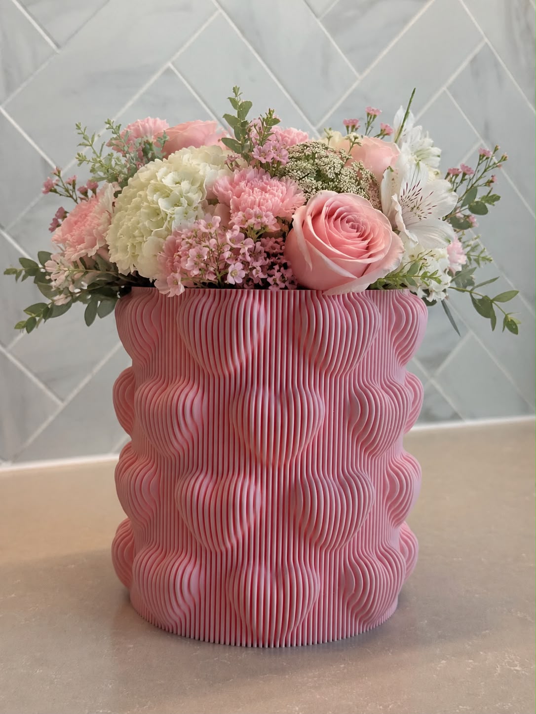 3D printed vase with a flower arrangement, made by Imaginne Lab